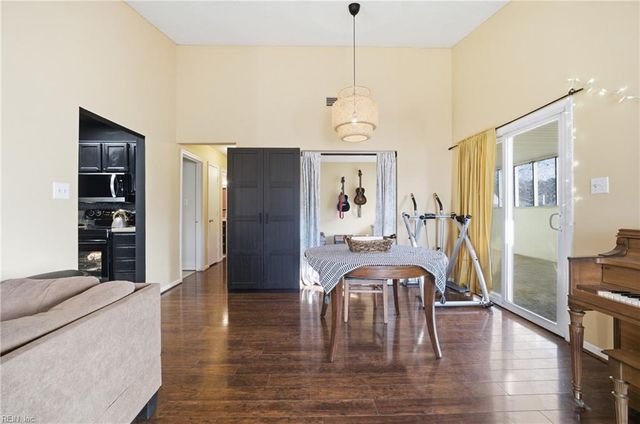 813 Pine View LN, Chesapeake, VA 23320