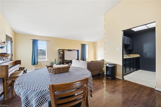 813 Pine View LN, Chesapeake, VA 23320