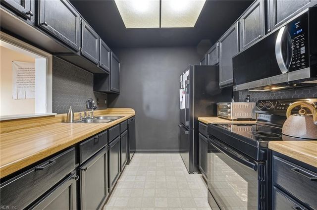 813 Pine View LN, Chesapeake, VA 23320