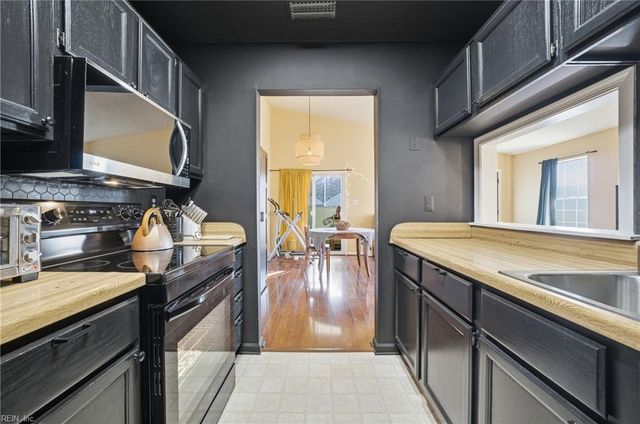 813 Pine View LN, Chesapeake, VA 23320