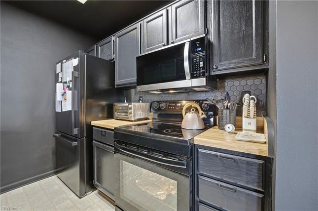 813 Pine View LN, Chesapeake, VA 23320