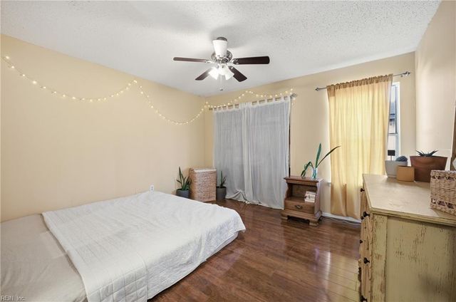 813 Pine View LN, Chesapeake, VA 23320