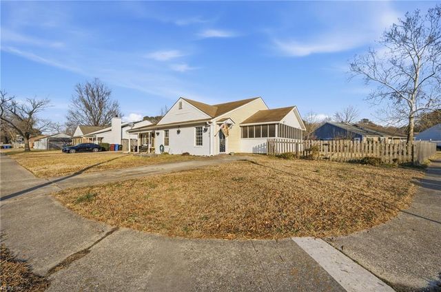 813 Pine View LN, Chesapeake, VA 23320