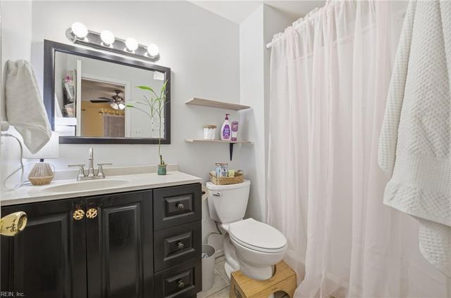 813 Pine View LN, Chesapeake, VA 23320