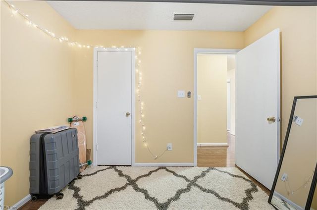 813 Pine View LN, Chesapeake, VA 23320