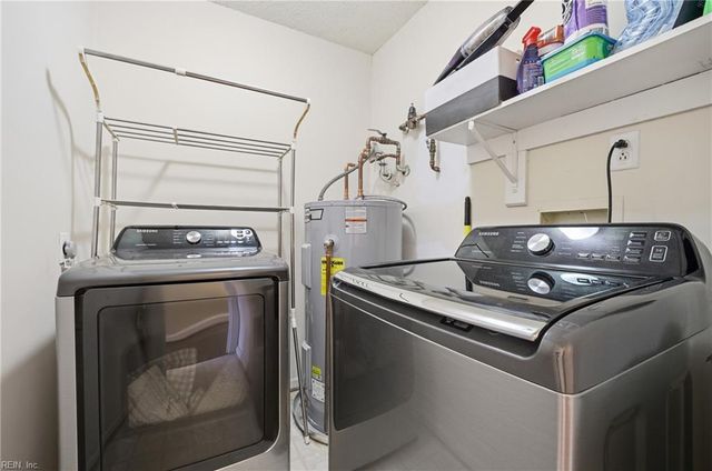 813 Pine View LN, Chesapeake, VA 23320