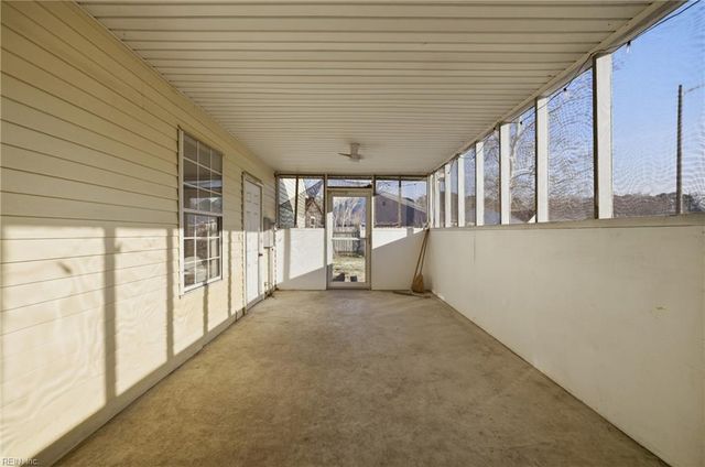 813 Pine View LN, Chesapeake, VA 23320