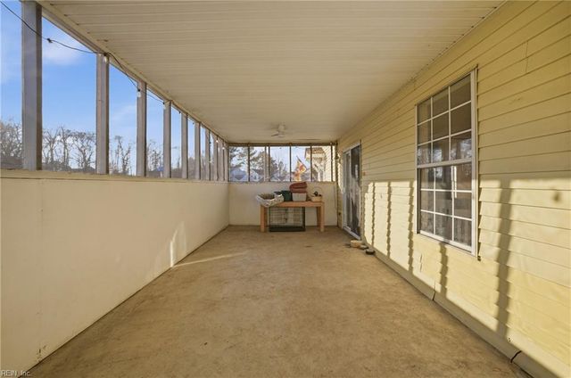 813 Pine View LN, Chesapeake, VA 23320