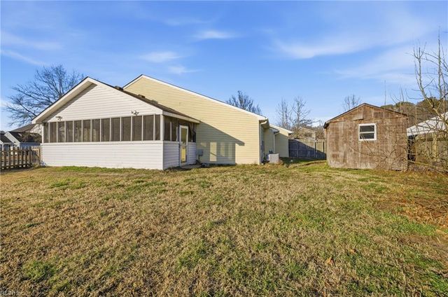 813 Pine View LN, Chesapeake, VA 23320