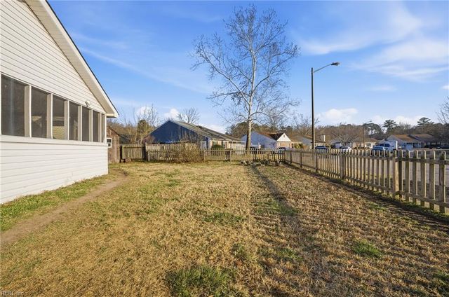 813 Pine View LN, Chesapeake, VA 23320