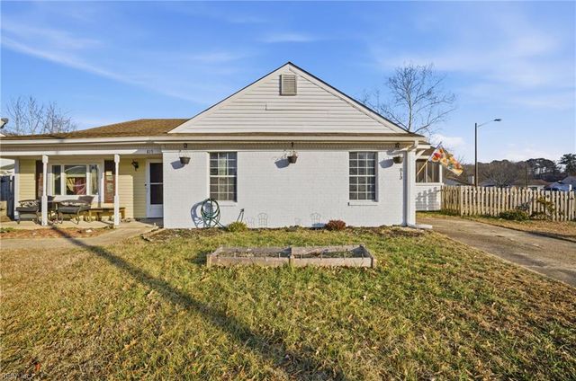 813 Pine View LN, Chesapeake, VA 23320