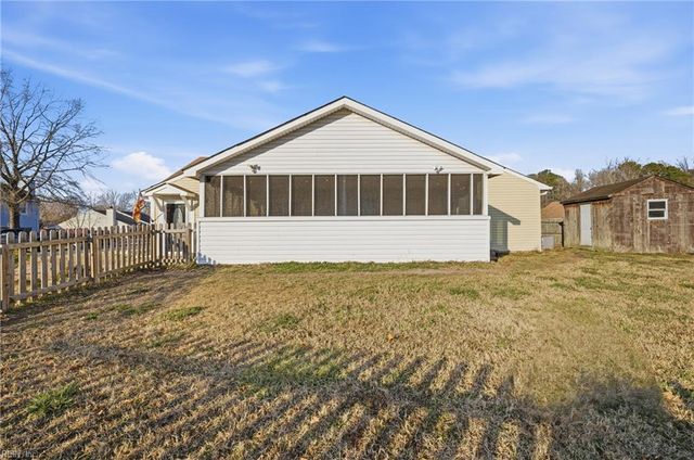 813 Pine View LN, Chesapeake, VA 23320