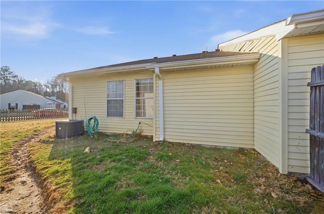 813 Pine View LN, Chesapeake, VA 23320