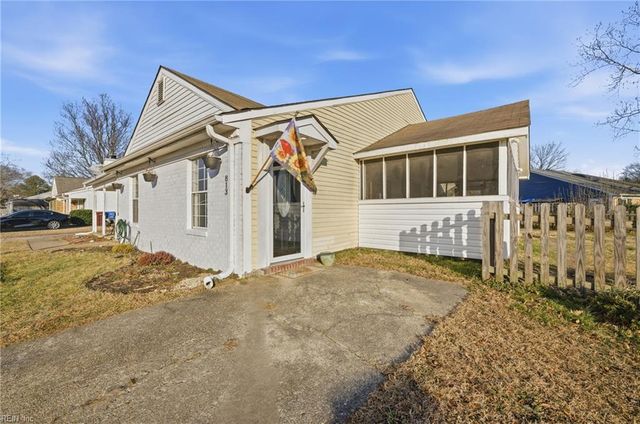 813 Pine View LN, Chesapeake, VA 23320