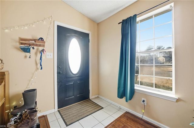 813 Pine View LN, Chesapeake, VA 23320