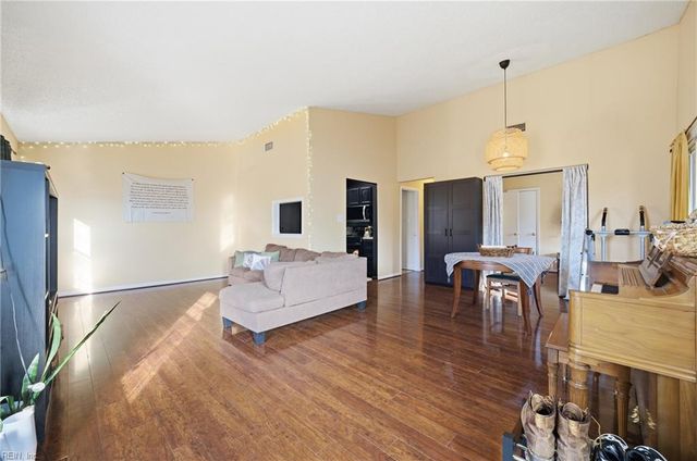 813 Pine View LN, Chesapeake, VA 23320