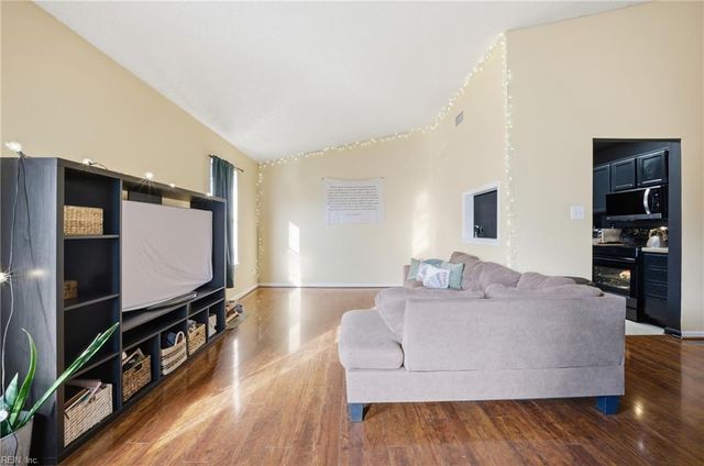 813 Pine View LN, Chesapeake, VA 23320