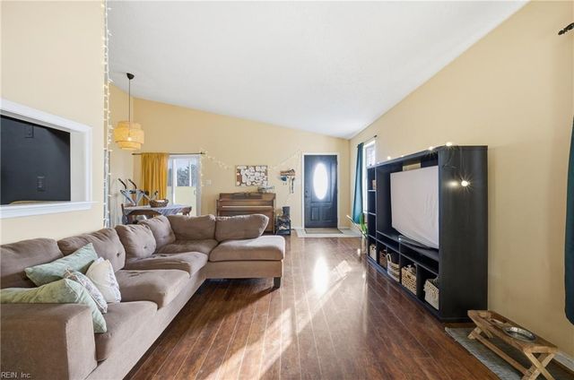 813 Pine View LN, Chesapeake, VA 23320