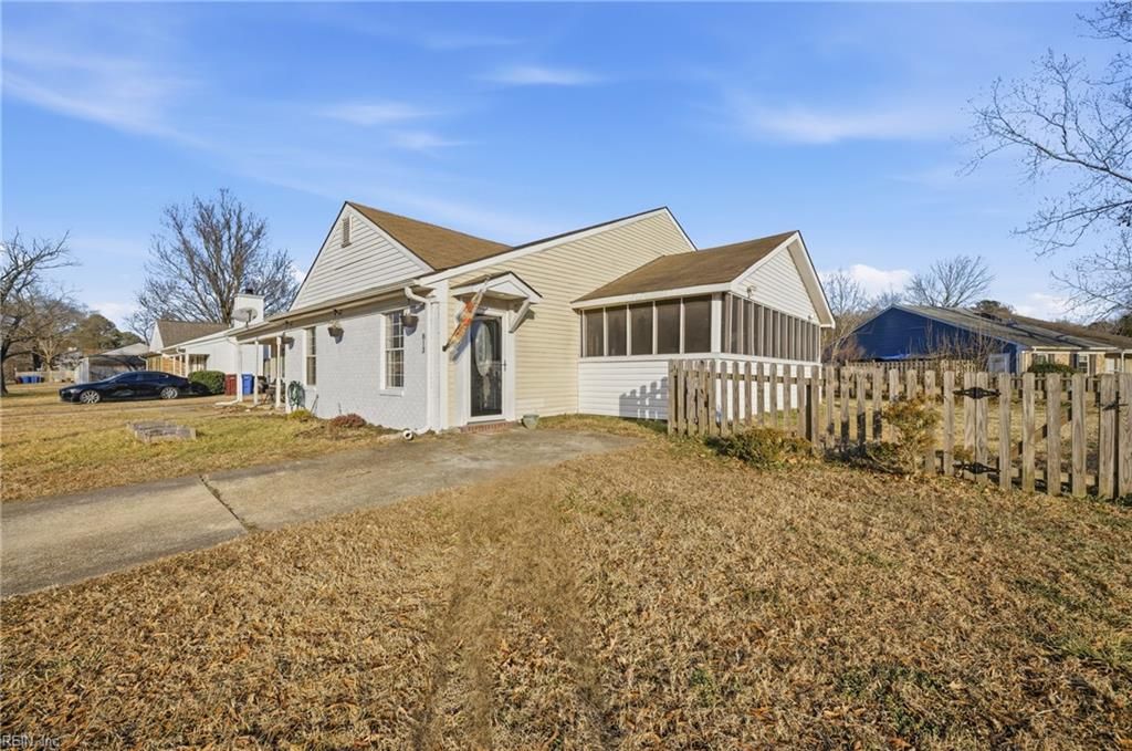 813 Pine View LN, Chesapeake, VA 23320