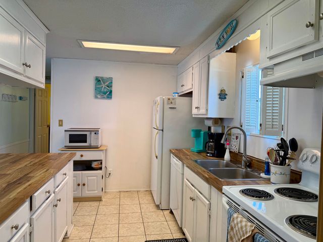 211 Sanddollar Dr., Surfside Beach, SC 29575