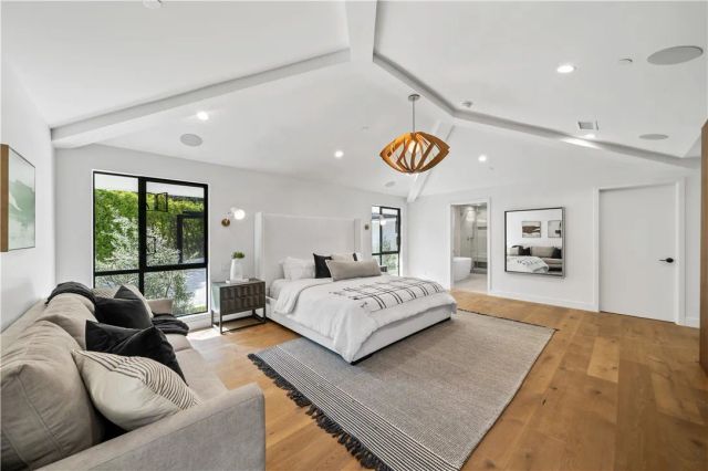16105 Clear Oak Drive, Encino, CA 91436