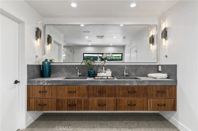 16105 Clear Oak Drive, Encino, CA 91436