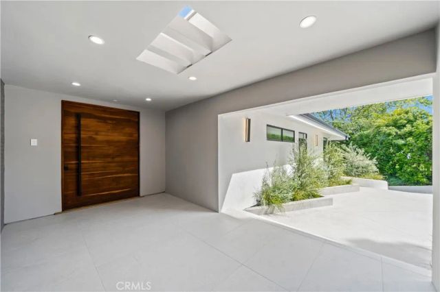 16105 Clear Oak Drive, Encino, CA 91436