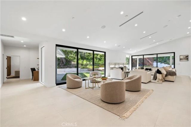 16105 Clear Oak Drive, Encino, CA 91436