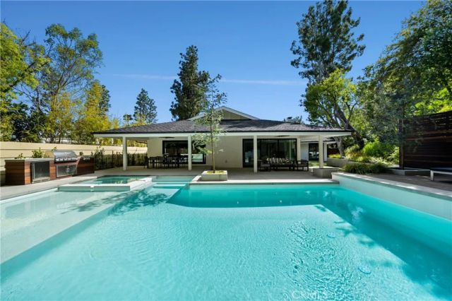 16105 Clear Oak Drive, Encino, CA 91436