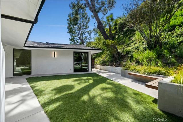 16105 Clear Oak Drive, Encino, CA 91436