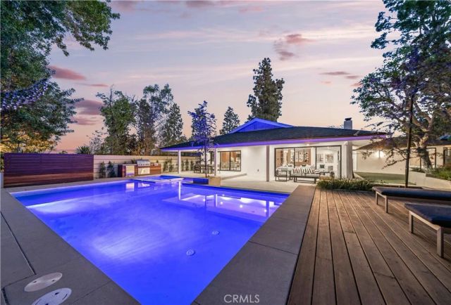 16105 Clear Oak Drive, Encino, CA 91436