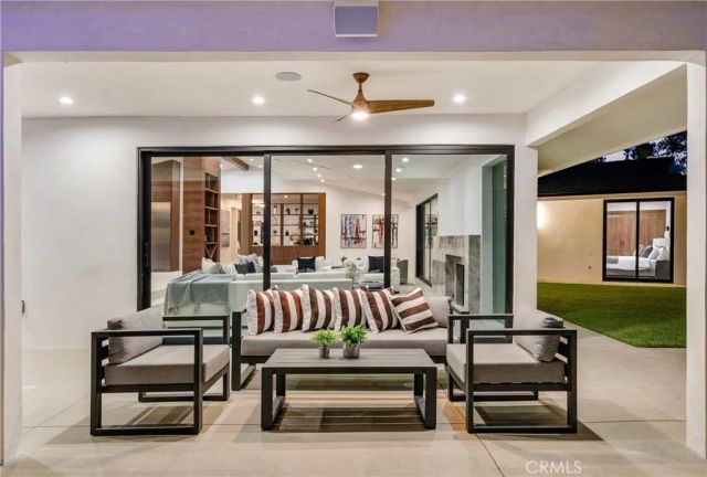 16105 Clear Oak Drive, Encino, CA 91436