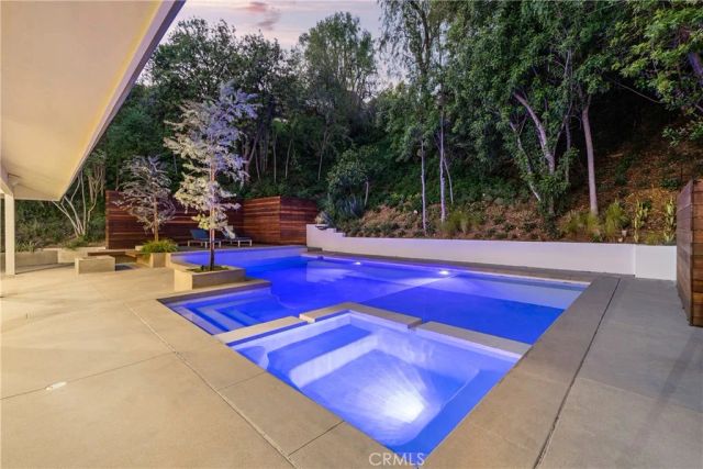 16105 Clear Oak Drive, Encino, CA 91436