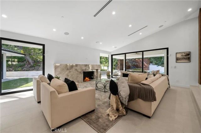 16105 Clear Oak Drive, Encino, CA 91436