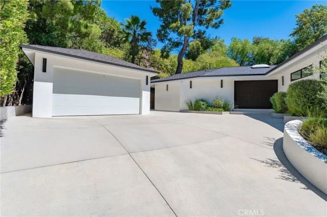 16105 Clear Oak Drive, Encino, CA 91436