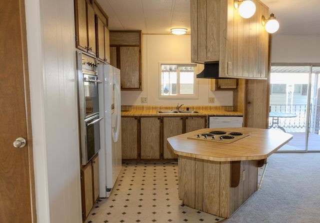 1001 Roguelea Lane, Grants Pass, OR 97526