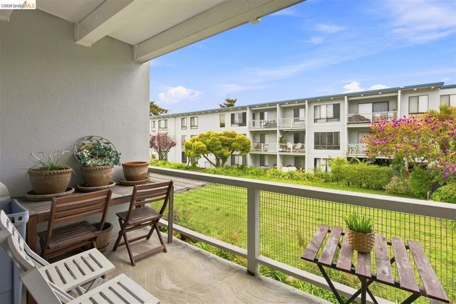 8 Commodore DR C359, Emeryville, CA 94608