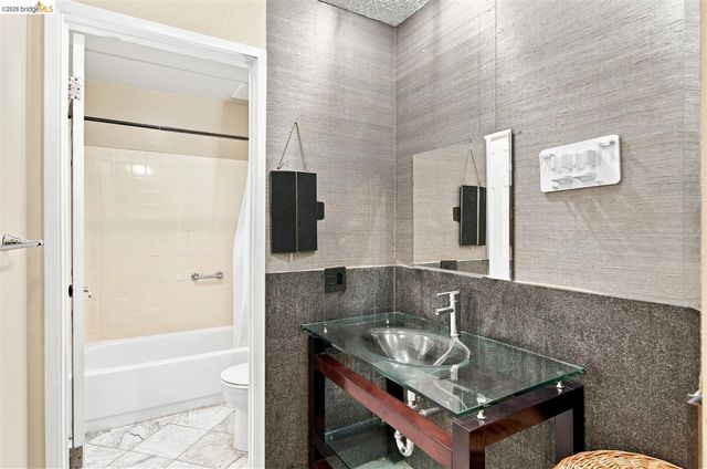 8 Commodore DR C359, Emeryville, CA 94608