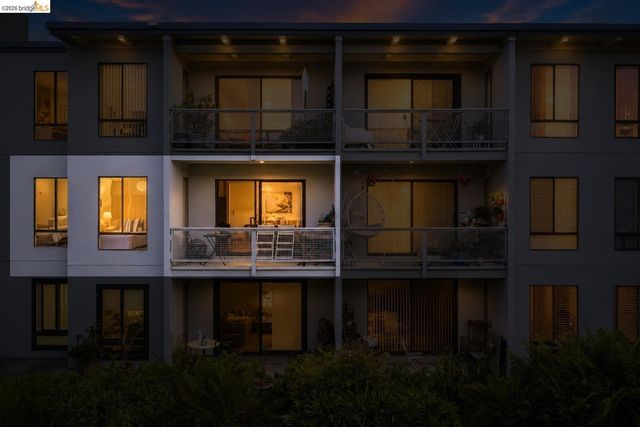8 Commodore DR C359, Emeryville, CA 94608