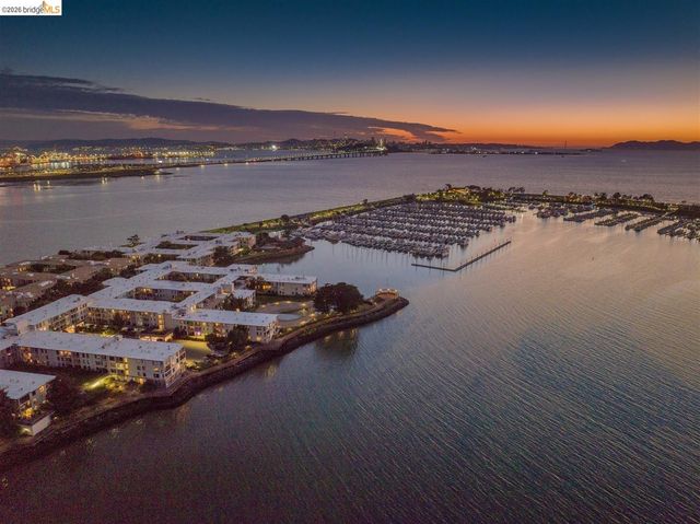 8 Commodore DR C359, Emeryville, CA 94608