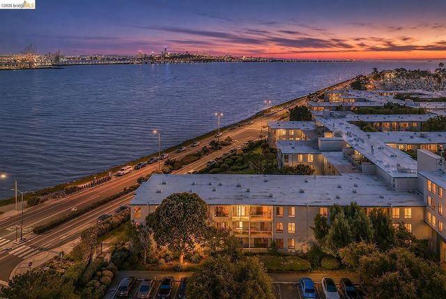 8 Commodore DR C359, Emeryville, CA 94608