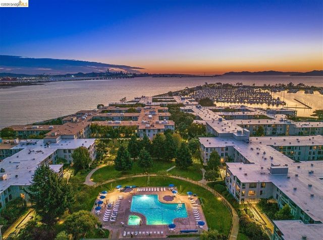 8 Commodore DR C359, Emeryville, CA 94608