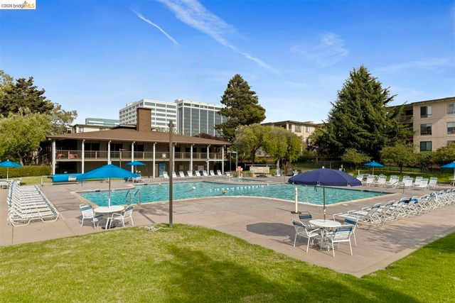 8 Commodore DR C359, Emeryville, CA 94608