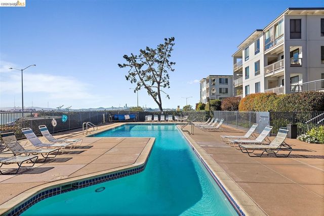 8 Commodore DR C359, Emeryville, CA 94608