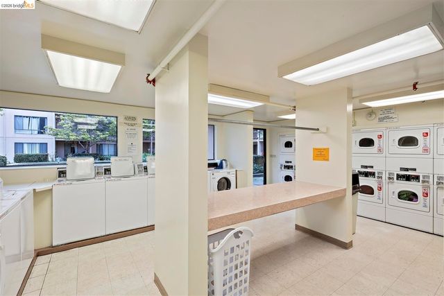 8 Commodore DR C359, Emeryville, CA 94608