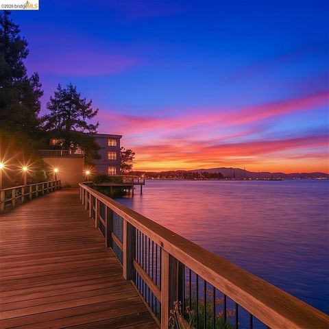 8 Commodore DR C359, Emeryville, CA 94608