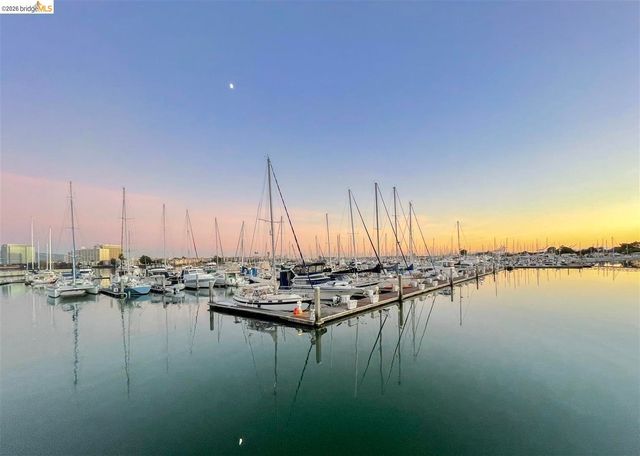8 Commodore DR C359, Emeryville, CA 94608