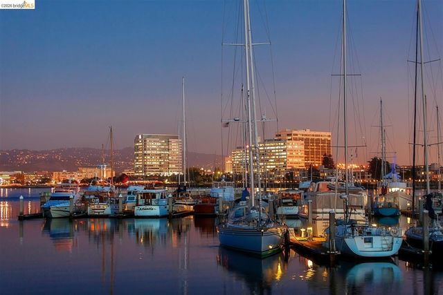 8 Commodore DR C359, Emeryville, CA 94608