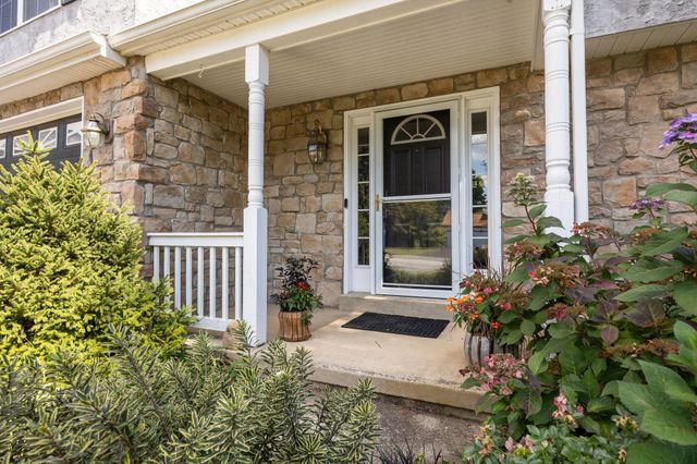 2 BUCKINGHAM DR, Downingtown, PA 19335