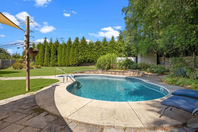 2 BUCKINGHAM DR, Downingtown, PA 19335